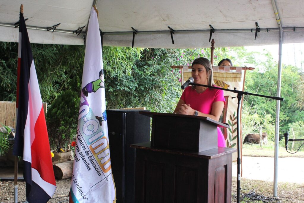 Marianella Ribas Fallas, Directora Nacional de CEN-CINAI brindando su discurso